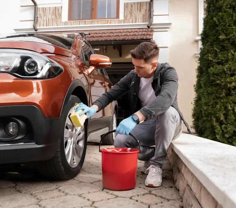 Lavage auto à domicile Rhone : professionnel intervenant sur un véhicule